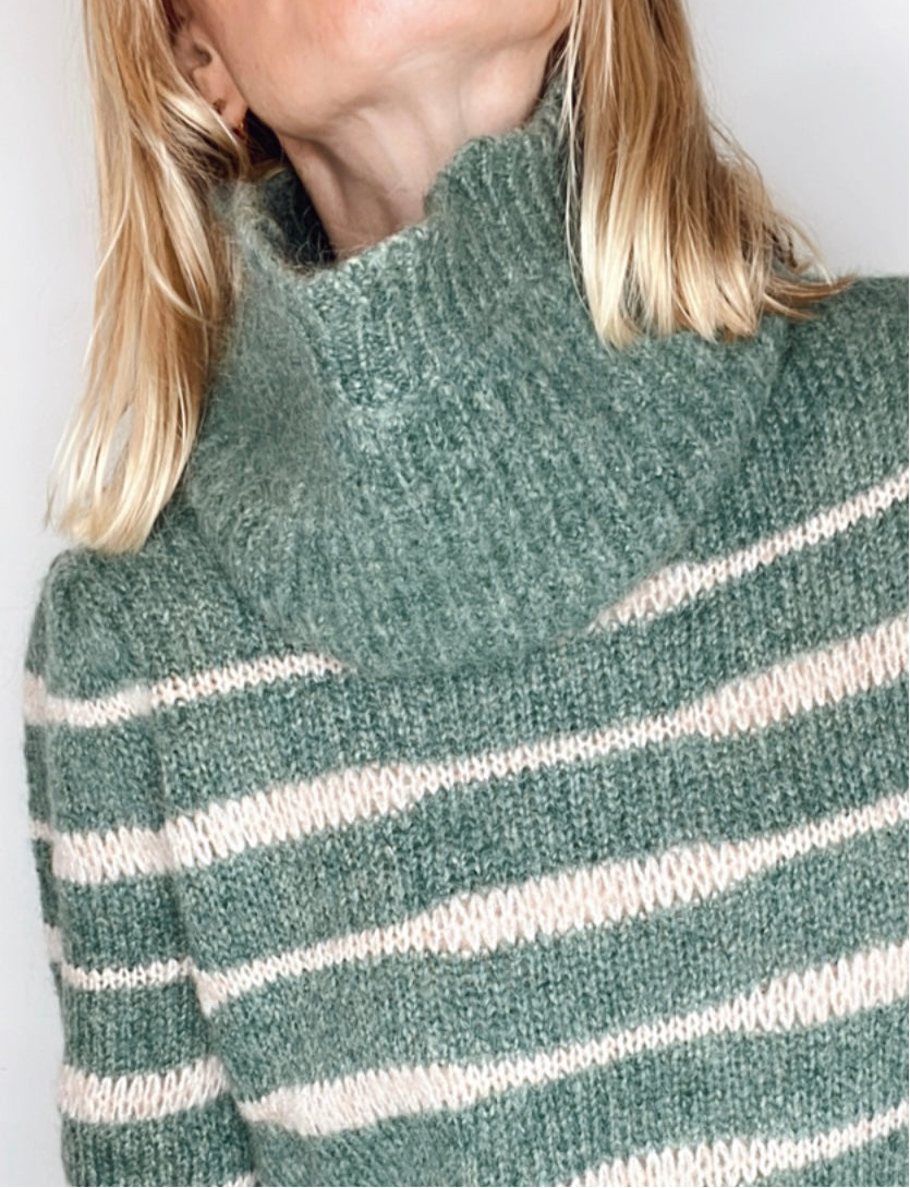 Laura Wavy Edge Knitted Snood - Forest Green