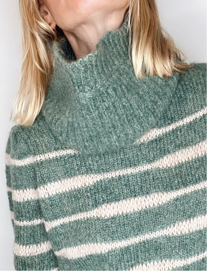 Laura Wavy Edge Knitted Snood - Forest Green