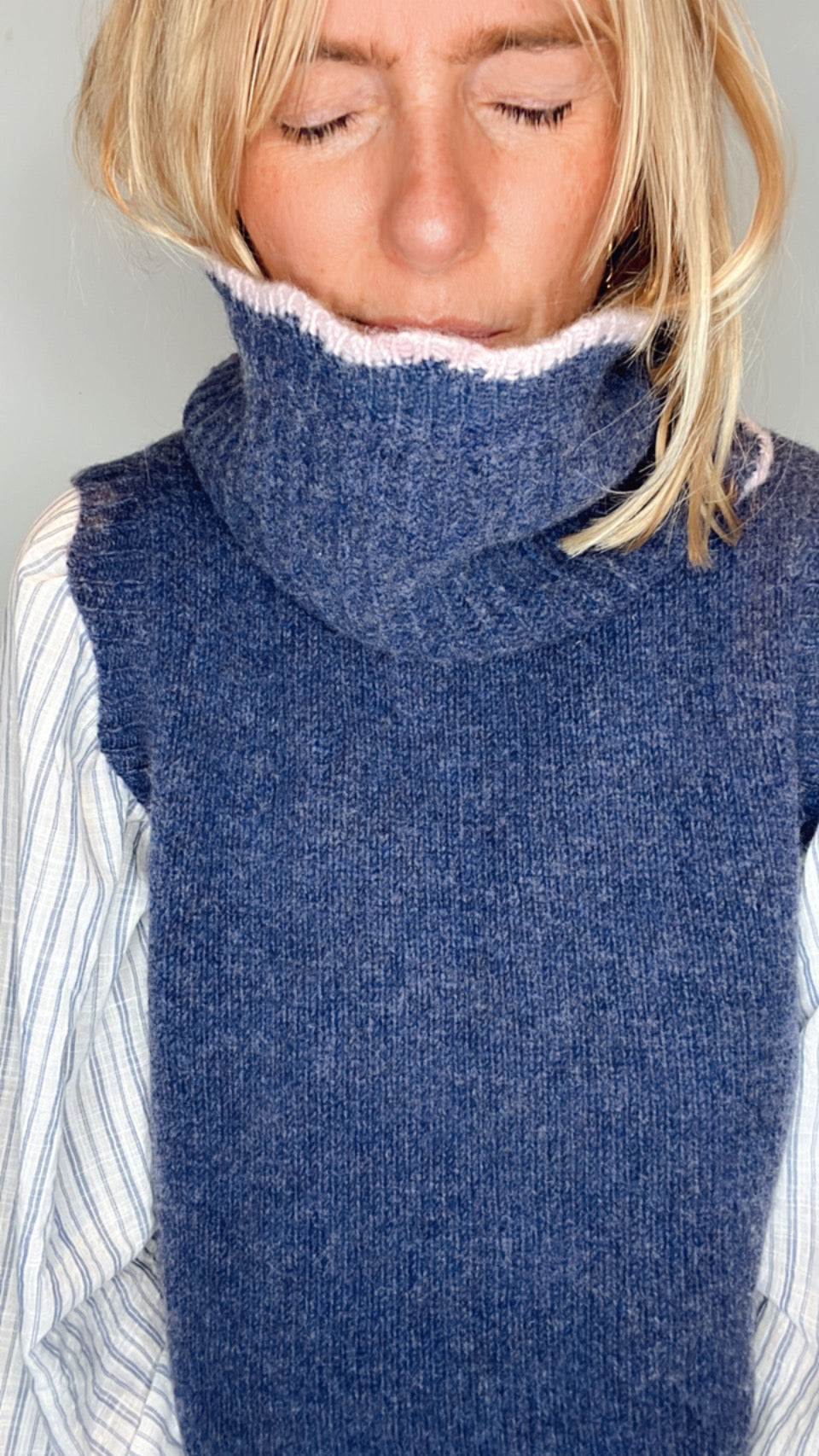 Laura Wavy Edge Knitted Snood - Heathered Navy Marl & Contrast Tipping